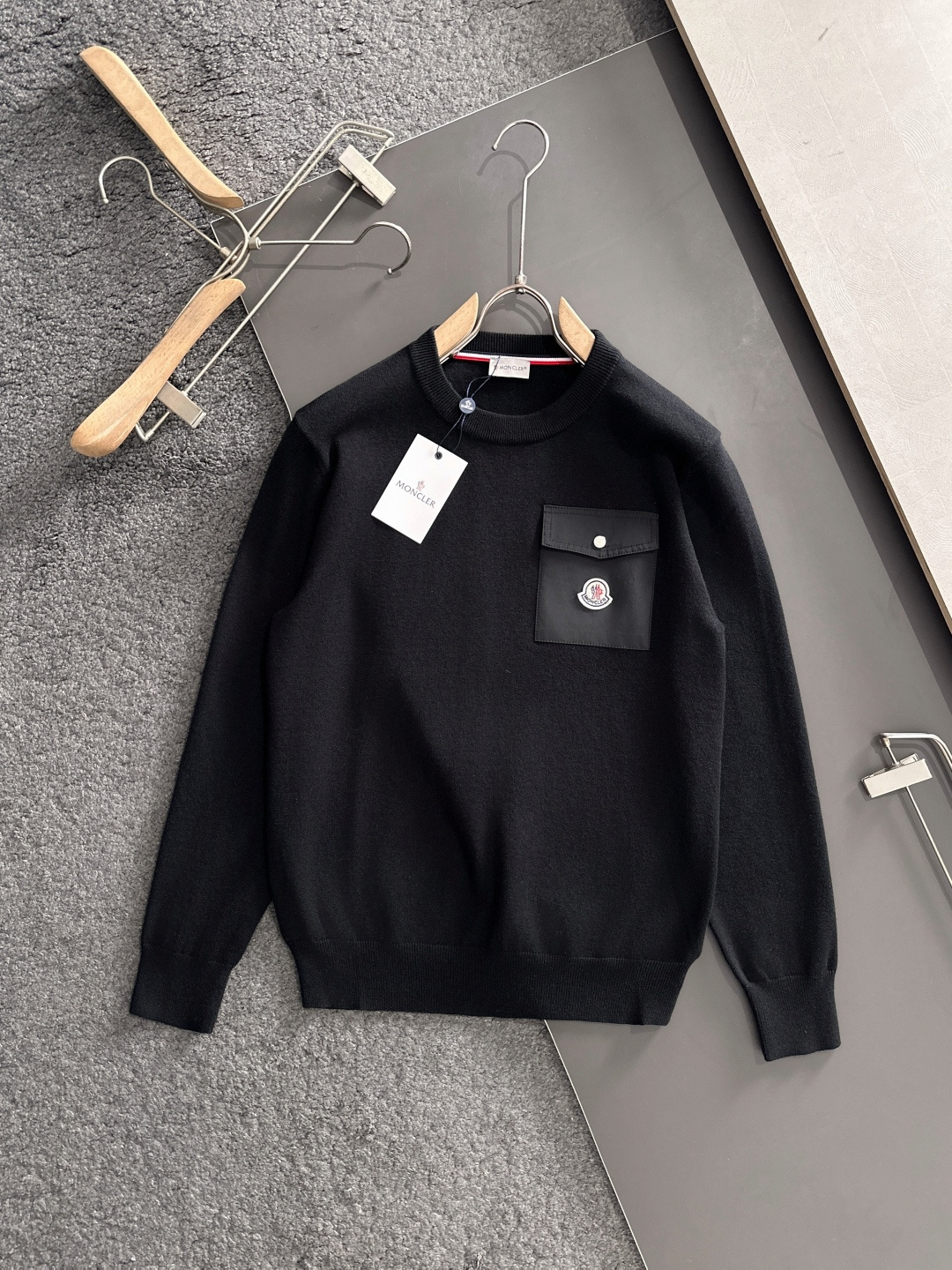 MON 2025秋冬提花➕刺绣新款简约圆领针织羊毛衫，精致工艺专柜面料，顶级元素融合打造，经典3标齐全，