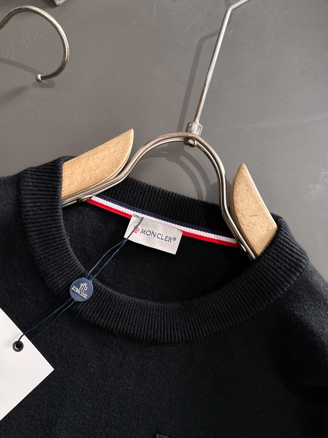 MON 2025秋冬提花➕刺绣新款简约圆领针织羊毛衫，精致工艺专柜面料，顶级元素融合打造，经典3标齐全，
