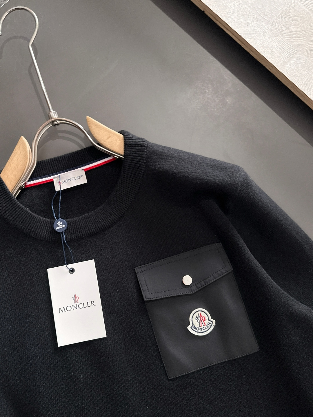 MON 2025秋冬提花➕刺绣新款简约圆领针织羊毛衫，精致工艺专柜面料，顶级元素融合打造，经典3标齐全，