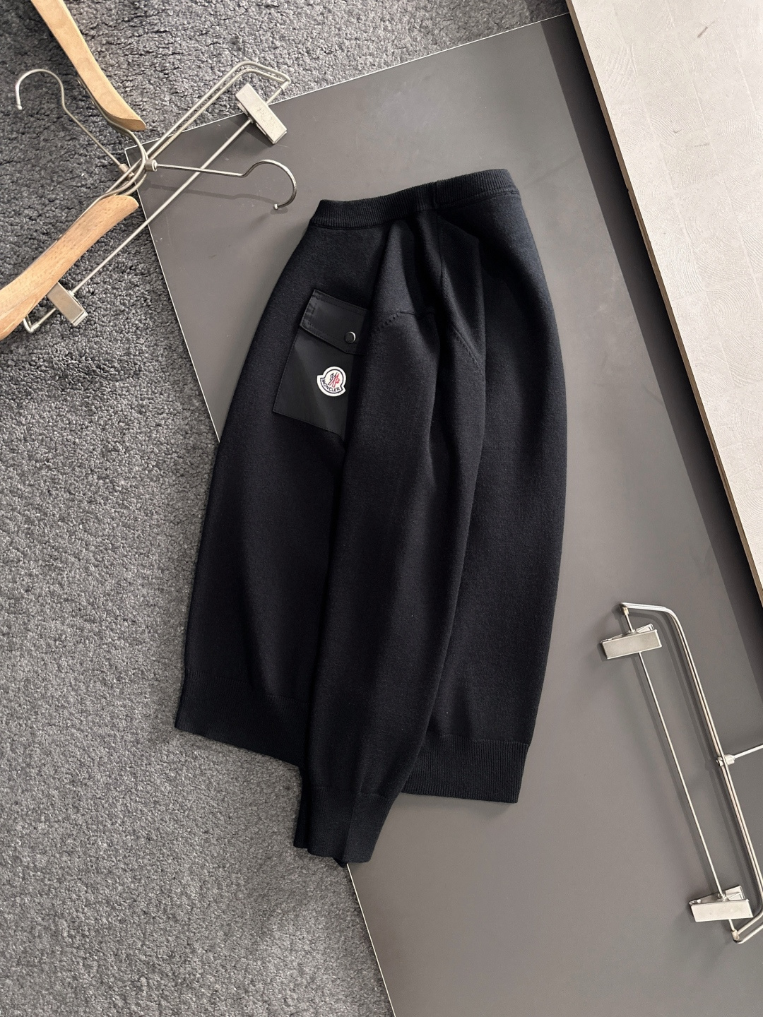 MON 2025秋冬提花➕刺绣新款简约圆领针织羊毛衫，精致工艺专柜面料，顶级元素融合打造，经典3标齐全，