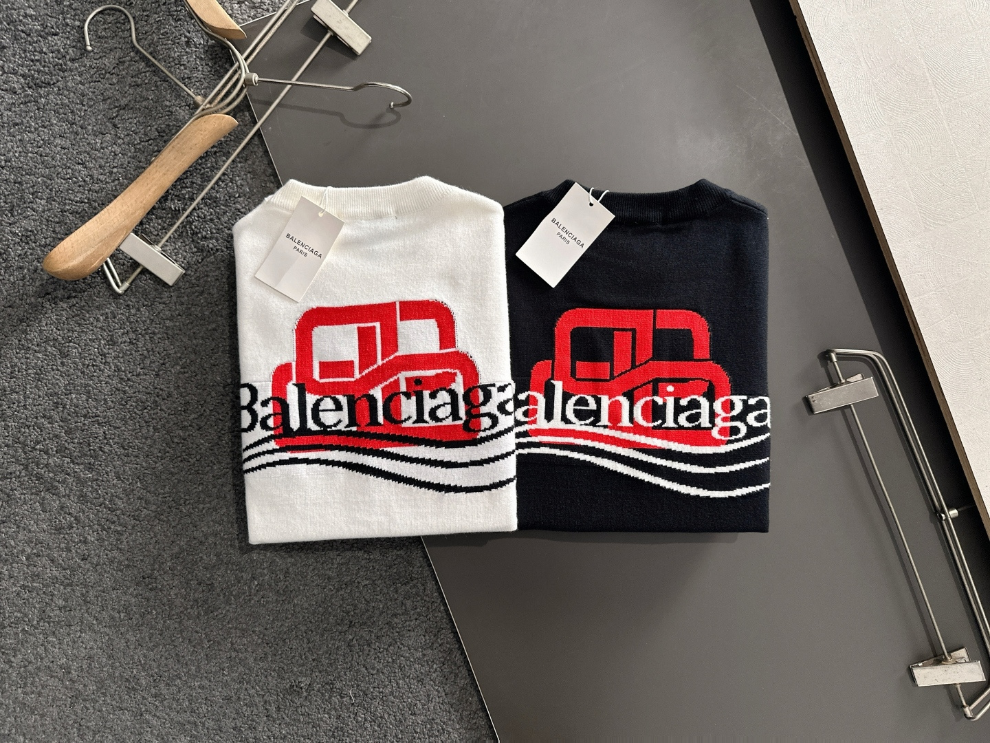 BAL 2025秋冬全身提花新款简约圆领针织羊毛衫，精致工艺专柜面料，顶级元素融合打造，经典3标齐全，潮