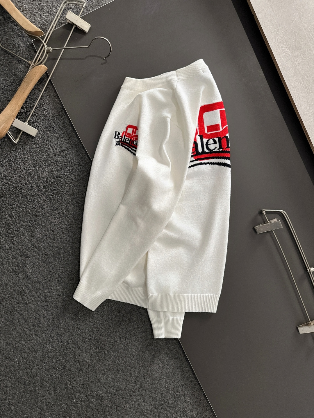 BAL 2025秋冬全身提花新款简约圆领针织羊毛衫，精致工艺专柜面料，顶级元素融合打造，经典3标齐全，潮