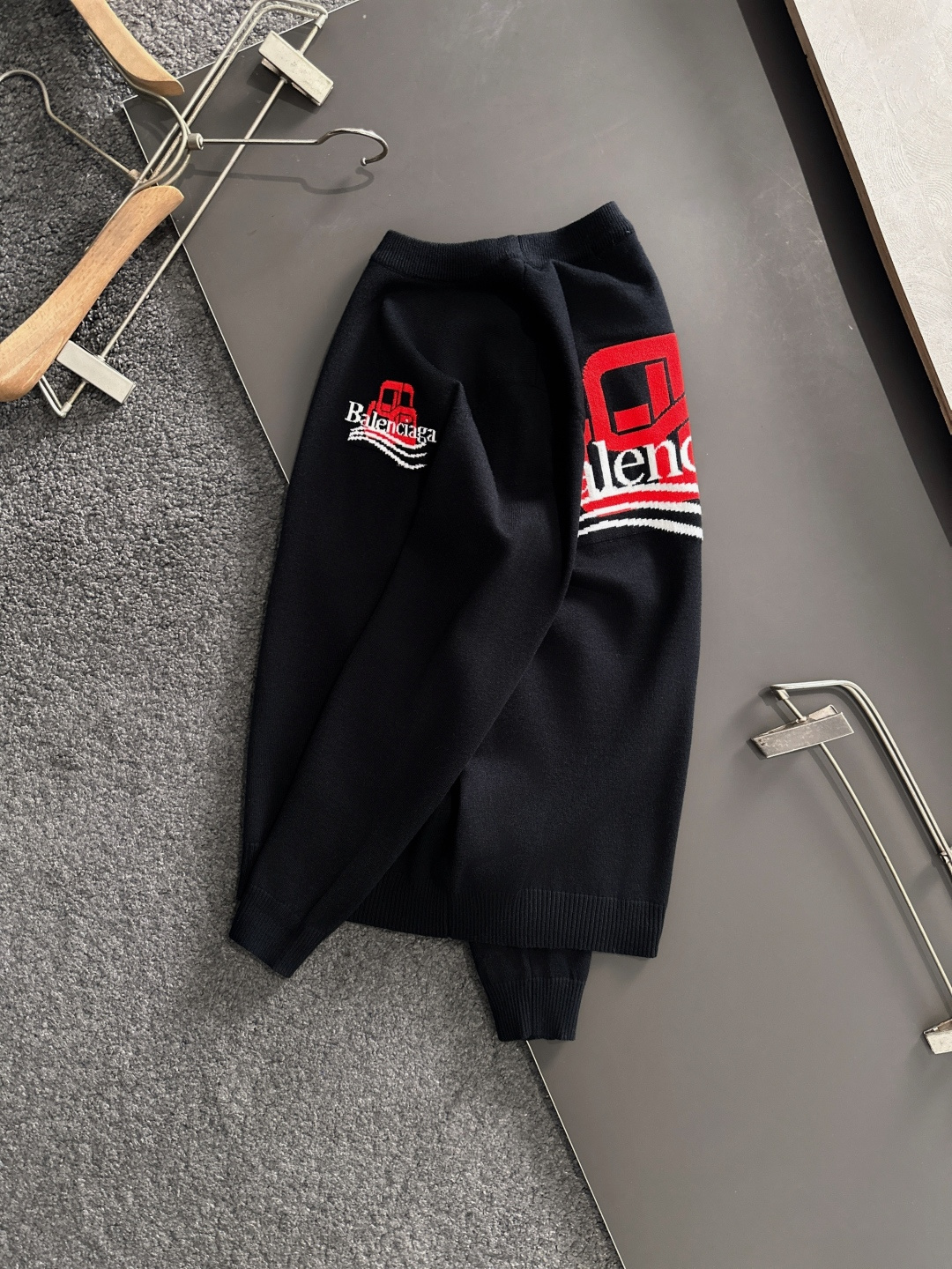 BAL 2025秋冬全身提花新款简约圆领针织羊毛衫，精致工艺专柜面料，顶级元素融合打造，经典3标齐全，潮