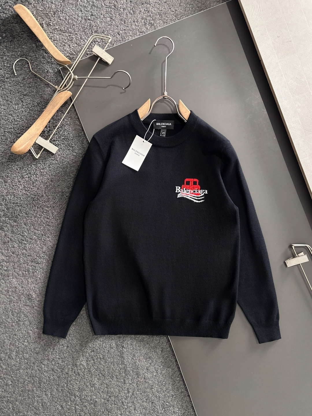 BAL 2025秋冬全身提花新款简约圆领针织羊毛衫，精致工艺专柜面料，顶级元素融合打造，经典3标齐全，潮