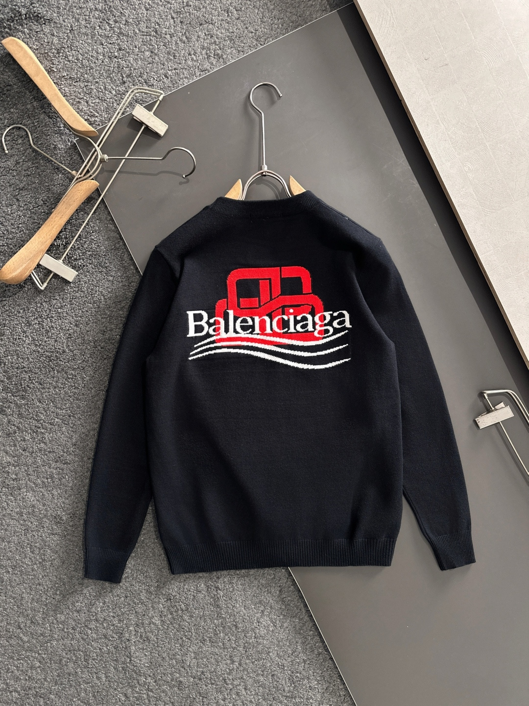 BAL 2025秋冬全身提花新款简约圆领针织羊毛衫，精致工艺专柜面料，顶级元素融合打造，经典3标齐全，潮