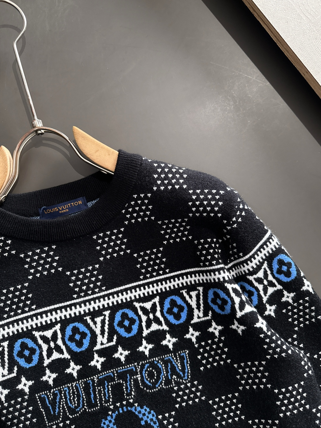 1V 2025秋冬提花➕刺绣新款简约圆领针织毛衣，精致工艺专柜面料，顶级元素融合打造，经典3标齐全，潮男