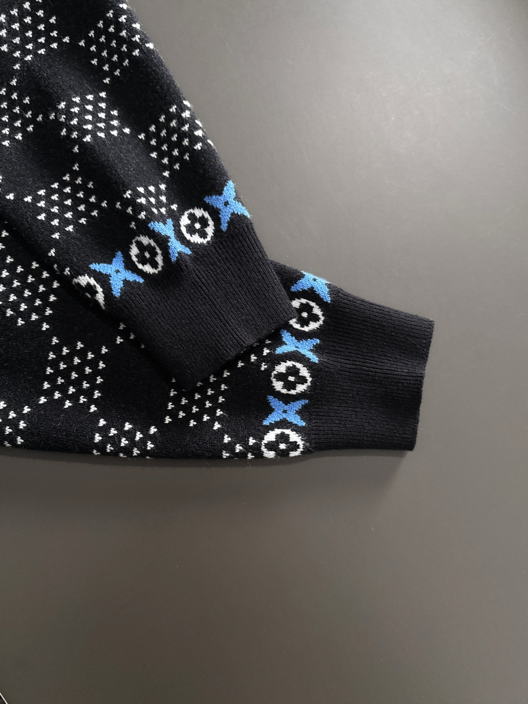 1V 2025秋冬提花➕刺绣新款简约圆领针织毛衣，精致工艺专柜面料，顶级元素融合打造，经典3标齐全，潮男