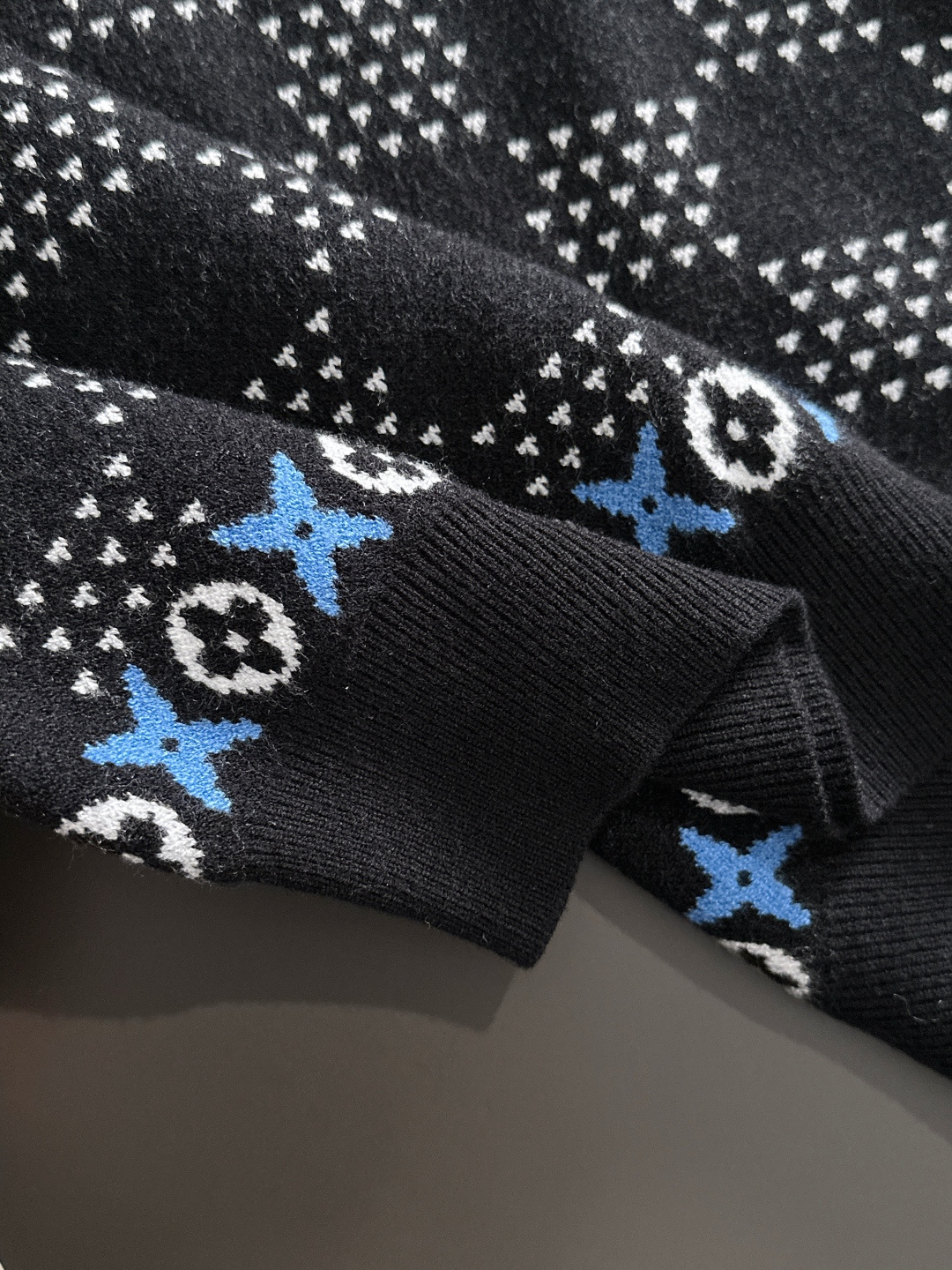 1V 2025秋冬提花➕刺绣新款简约圆领针织毛衣，精致工艺专柜面料，顶级元素融合打造，经典3标齐全，潮男