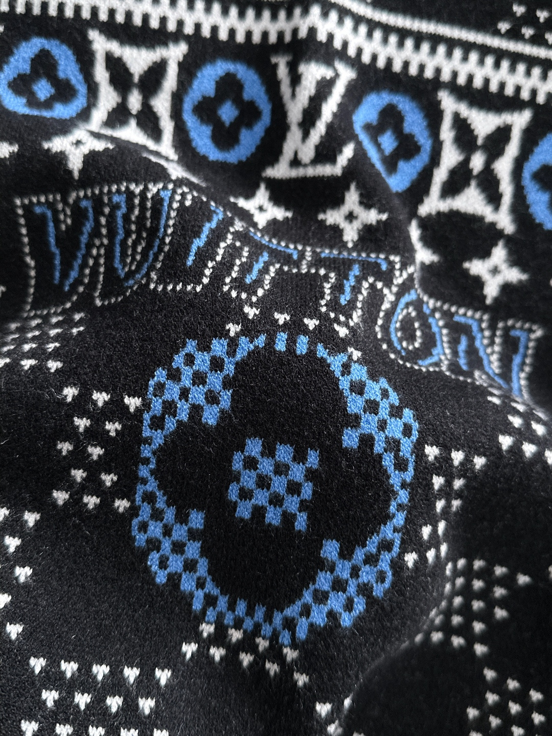 1V 2025秋冬提花➕刺绣新款简约圆领针织毛衣，精致工艺专柜面料，顶级元素融合打造，经典3标齐全，潮男