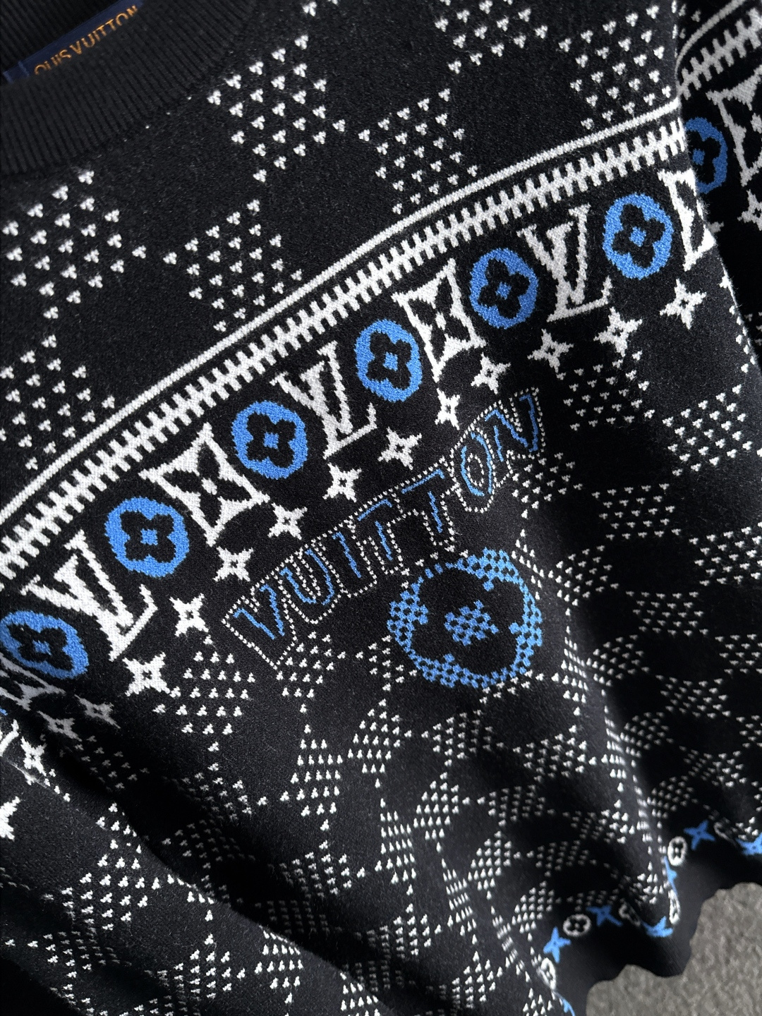 1V 2025秋冬提花➕刺绣新款简约圆领针织毛衣，精致工艺专柜面料，顶级元素融合打造，经典3标齐全，潮男