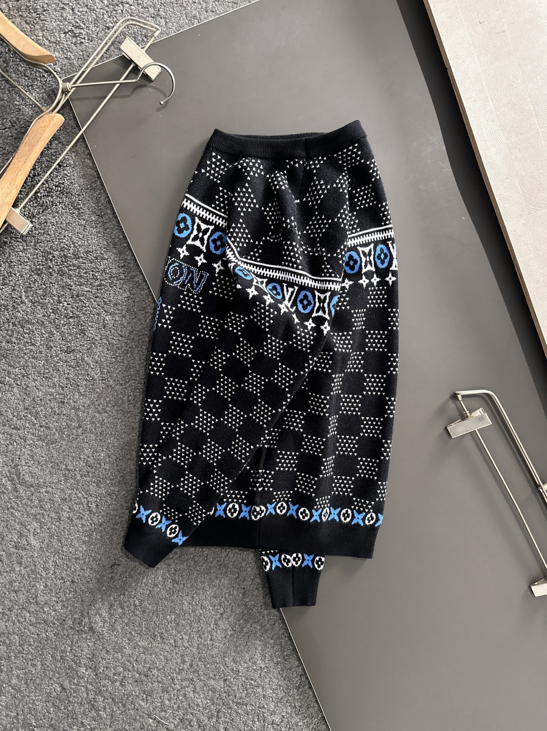 1V 2025秋冬提花➕刺绣新款简约圆领针织毛衣，精致工艺专柜面料，顶级元素融合打造，经典3标齐全，潮男