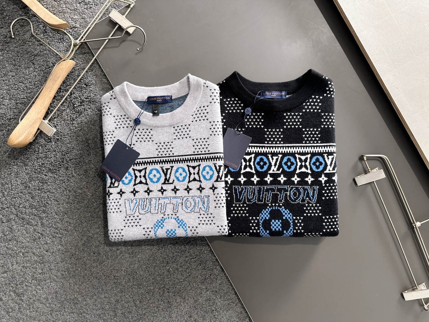 1V 2025秋冬提花➕刺绣新款简约圆领针织毛衣，精致工艺专柜面料，顶级元素融合打造，经典3标齐全，潮男