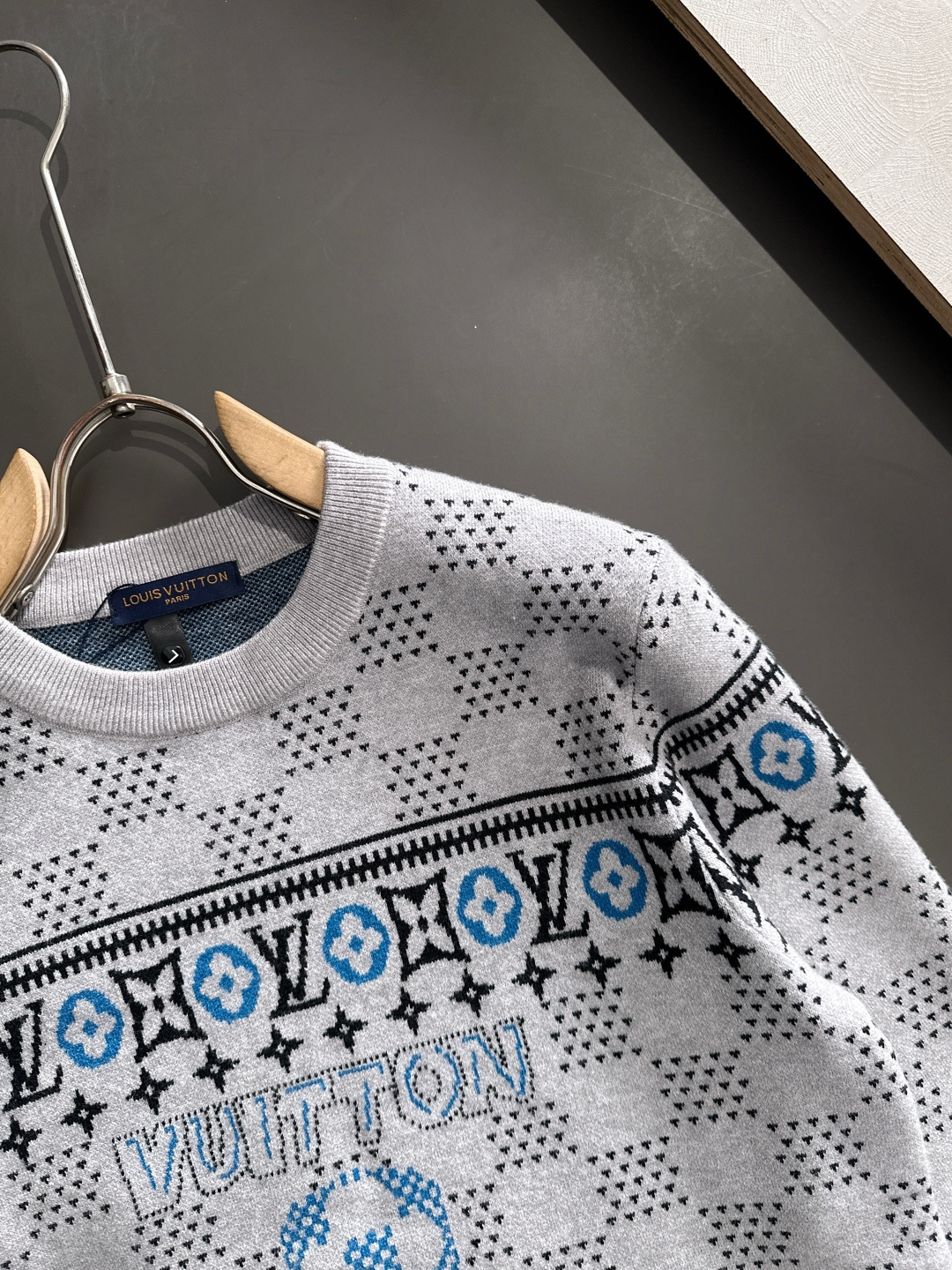 1V 2025秋冬提花➕刺绣新款简约圆领针织毛衣，精致工艺专柜面料，顶级元素融合打造，经典3标齐全，潮男