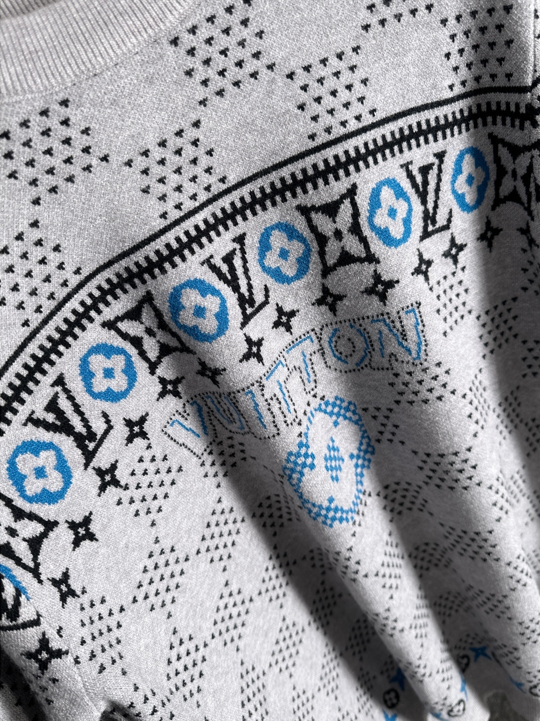 1V 2025秋冬提花➕刺绣新款简约圆领针织毛衣，精致工艺专柜面料，顶级元素融合打造，经典3标齐全，潮男