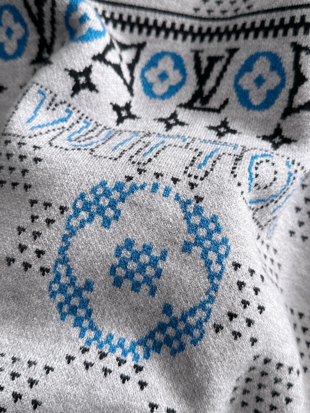 1V 2025秋冬提花➕刺绣新款简约圆领针织毛衣，精致工艺专柜面料，顶级元素融合打造，经典3标齐全，潮男