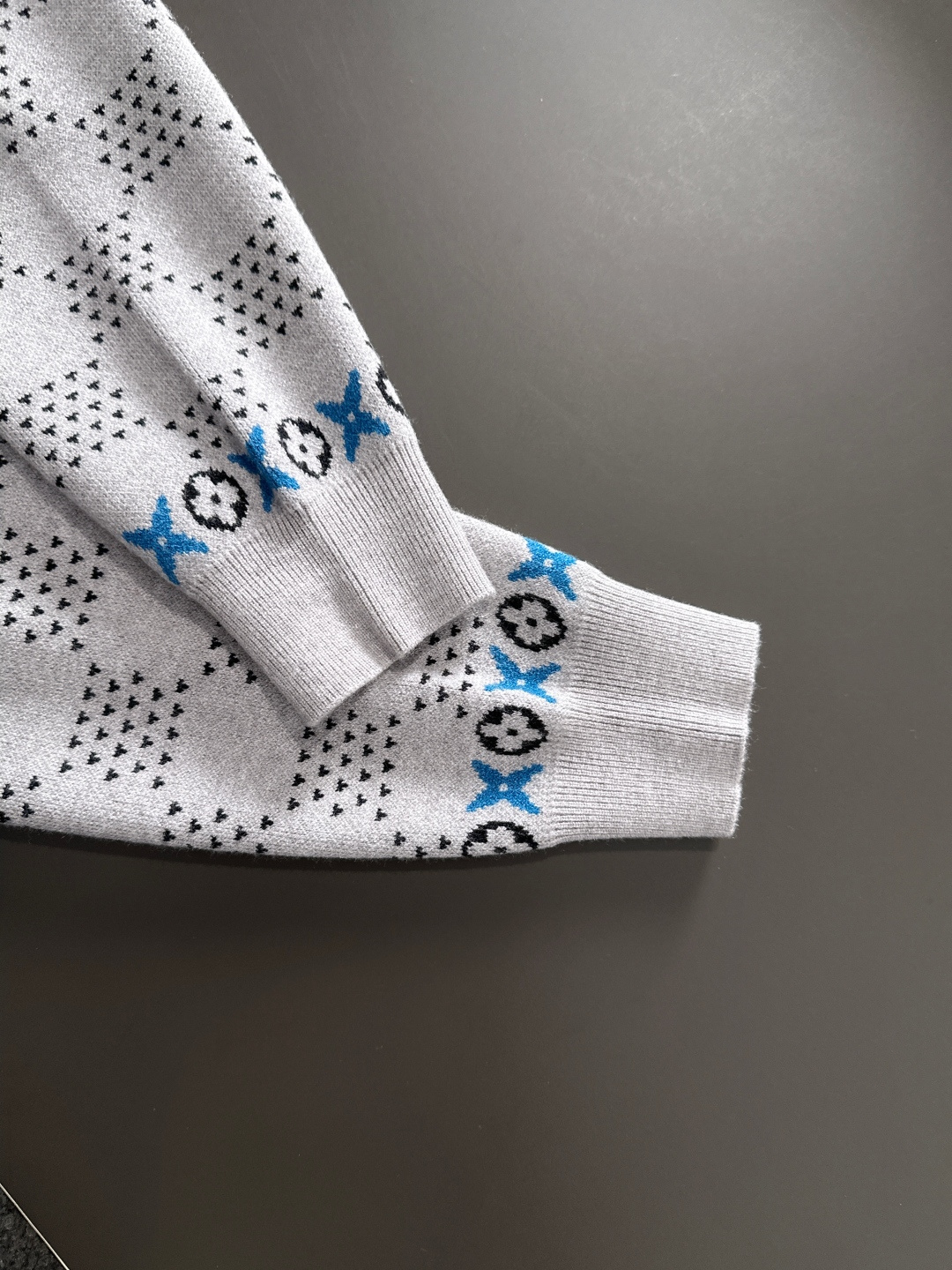 1V 2025秋冬提花➕刺绣新款简约圆领针织毛衣，精致工艺专柜面料，顶级元素融合打造，经典3标齐全，潮男