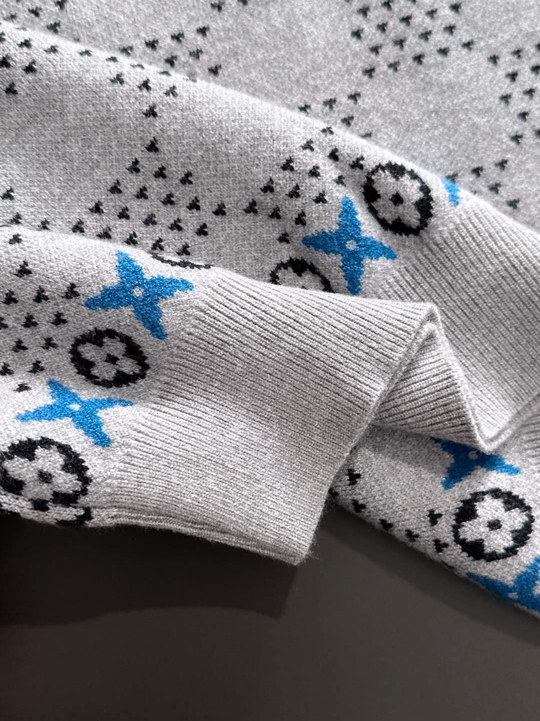 1V 2025秋冬提花➕刺绣新款简约圆领针织毛衣，精致工艺专柜面料，顶级元素融合打造，经典3标齐全，潮男