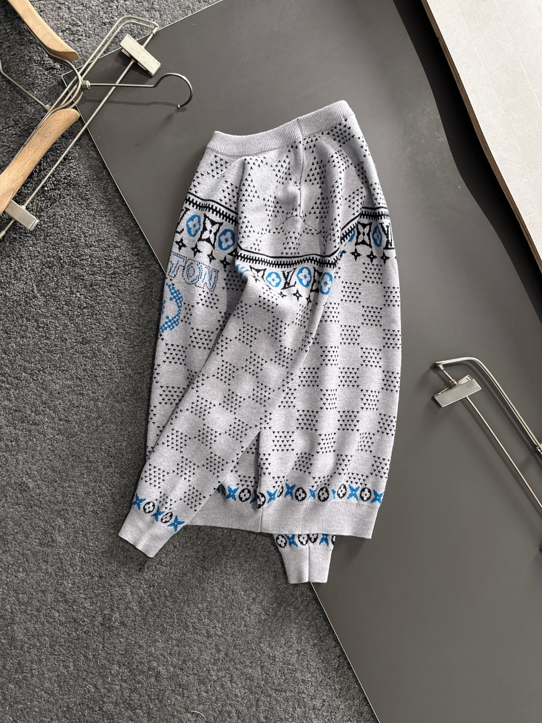 1V 2025秋冬提花➕刺绣新款简约圆领针织毛衣，精致工艺专柜面料，顶级元素融合打造，经典3标齐全，潮男