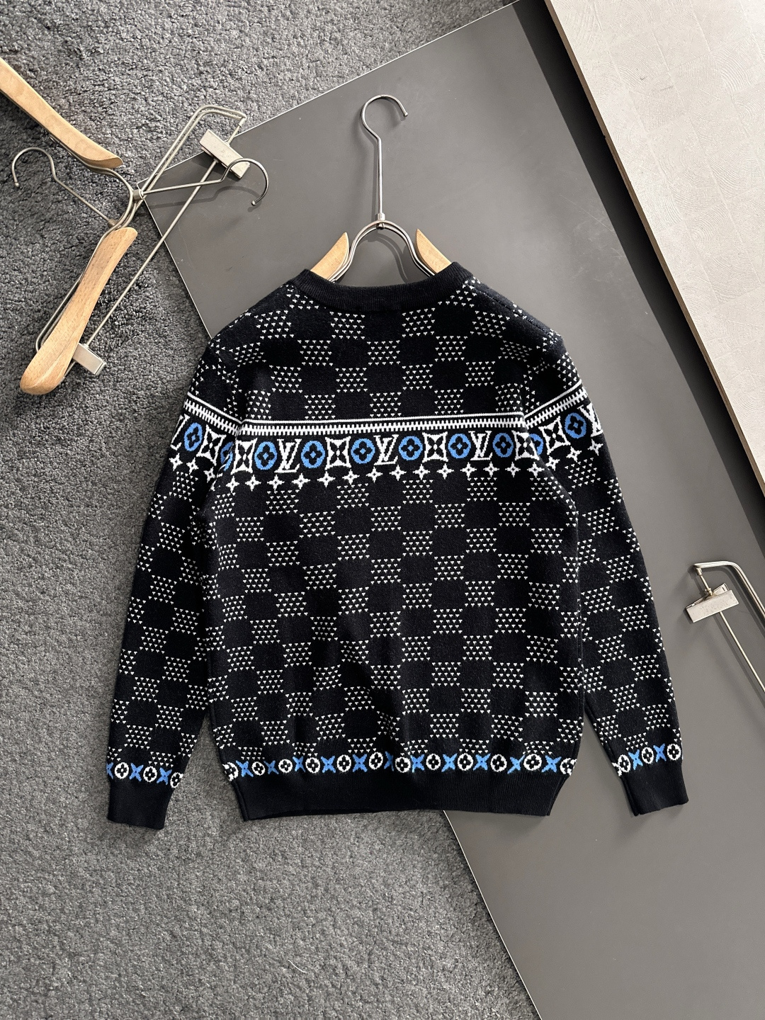 1V 2025秋冬提花➕刺绣新款简约圆领针织毛衣，精致工艺专柜面料，顶级元素融合打造，经典3标齐全，潮男