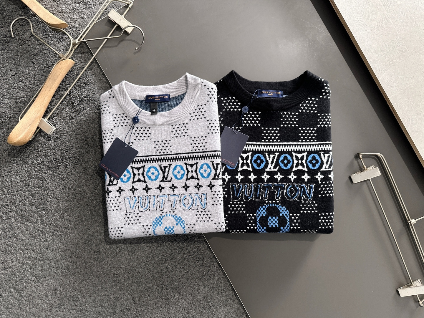 1V 2025秋冬提花➕刺绣新款简约圆领针织毛衣，精致工艺专柜面料，顶级元素融合打造，经典3标齐全，潮男