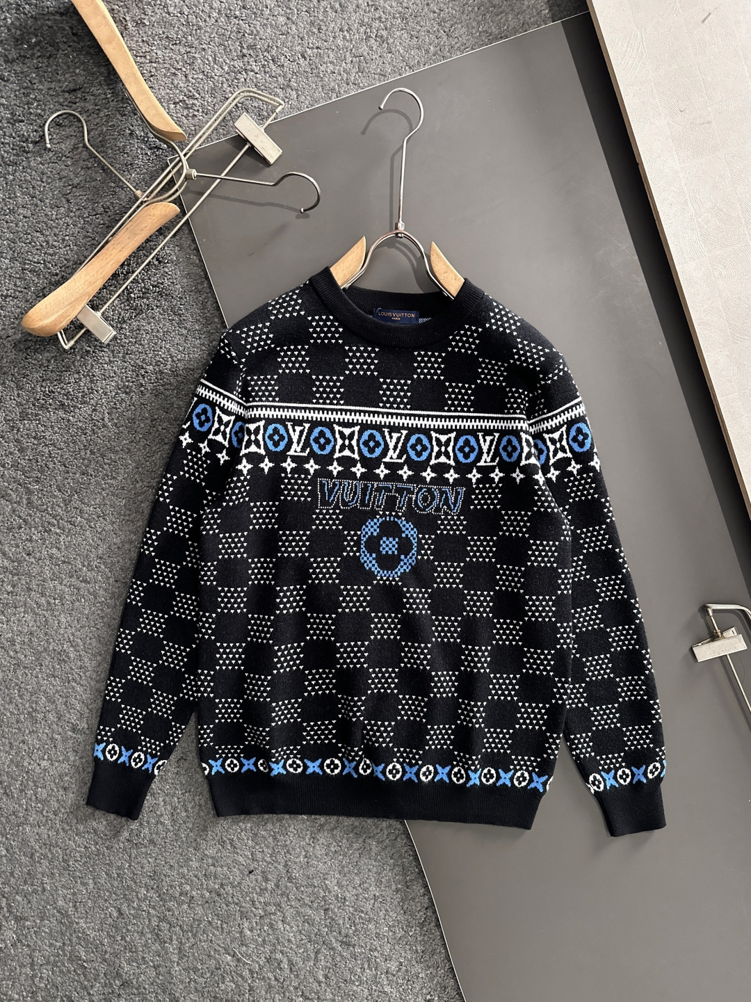 1V 2025秋冬提花➕刺绣新款简约圆领针织毛衣，精致工艺专柜面料，顶级元素融合打造，经典3标齐全，潮男