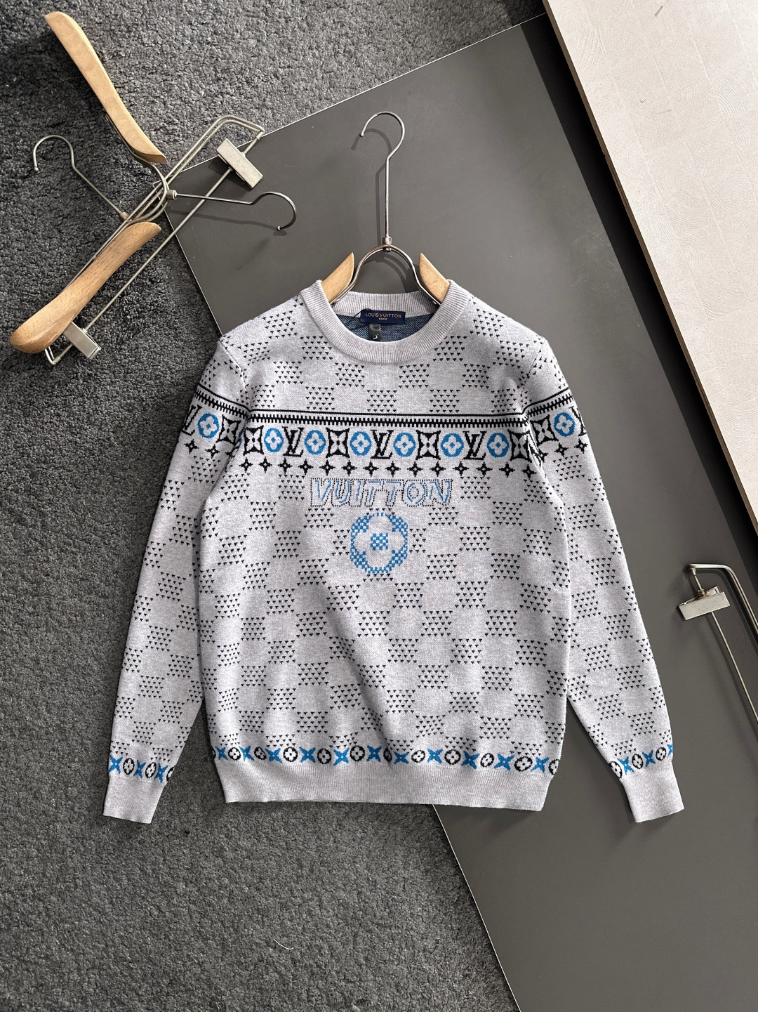 1V 2025秋冬提花➕刺绣新款简约圆领针织毛衣，精致工艺专柜面料，顶级元素融合打造，经典3标齐全，潮男