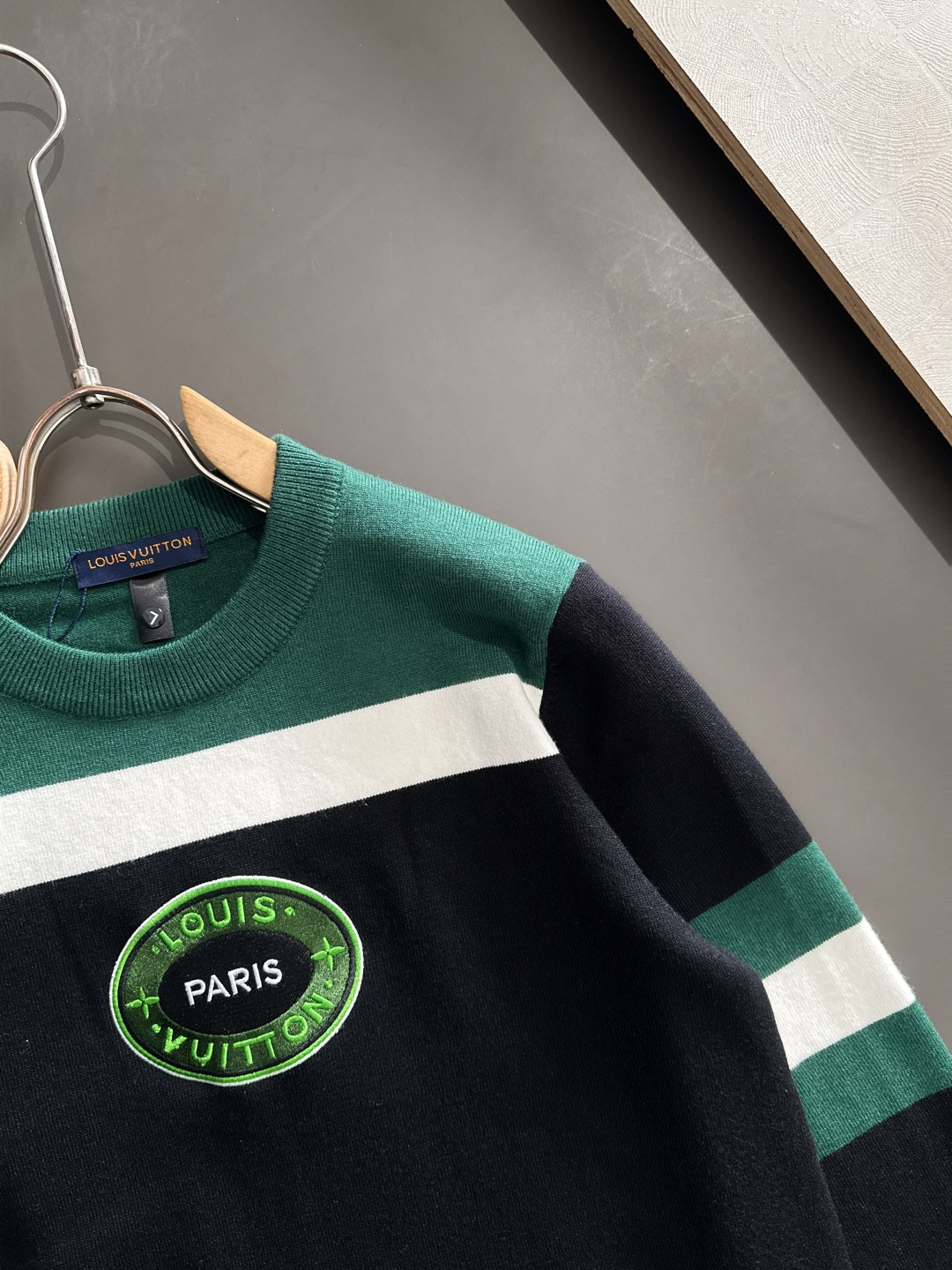 BAL 2025秋冬提花➕刺绣新款简约圆领针织毛衣，精致工艺专柜面料，顶级元素融合打造，经典3标齐全，潮