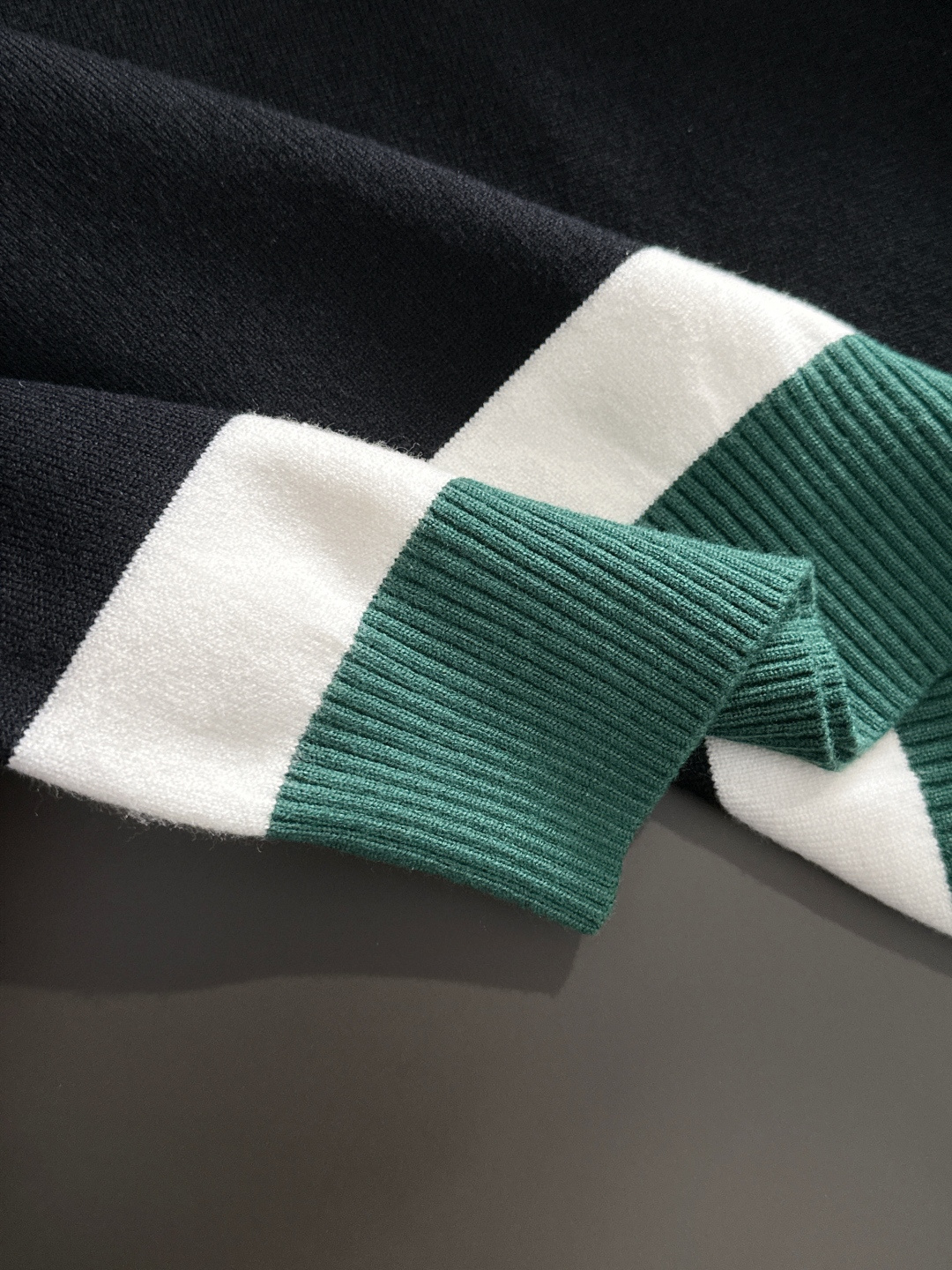 BAL 2025秋冬提花➕刺绣新款简约圆领针织毛衣，精致工艺专柜面料，顶级元素融合打造，经典3标齐全，潮