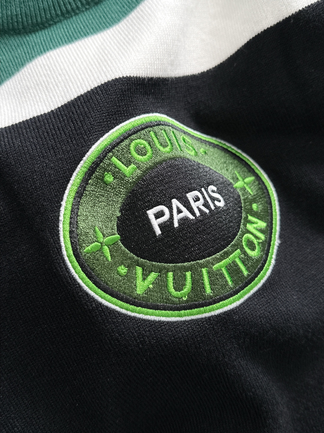 BAL 2025秋冬提花➕刺绣新款简约圆领针织毛衣，精致工艺专柜面料，顶级元素融合打造，经典3标齐全，潮