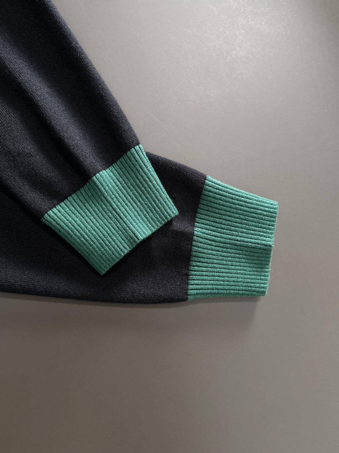 BAL 2025秋冬提花➕刺绣新款简约圆领针织毛衣，精致工艺专柜面料，顶级元素融合打造，经典3标齐全，潮