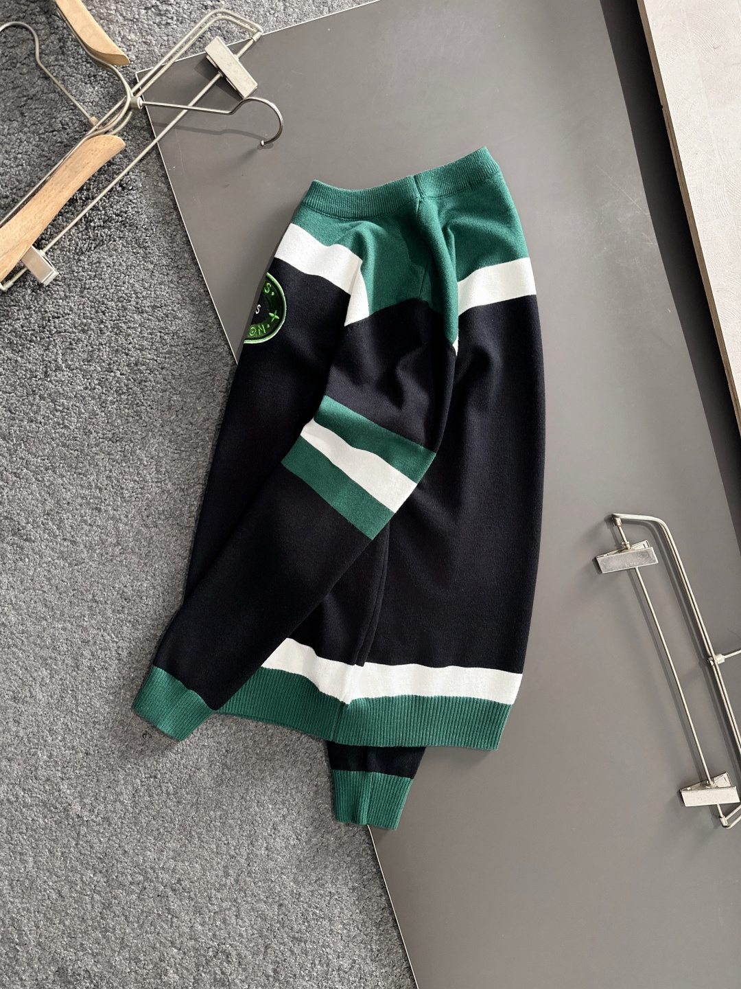 BAL 2025秋冬提花➕刺绣新款简约圆领针织毛衣，精致工艺专柜面料，顶级元素融合打造，经典3标齐全，潮