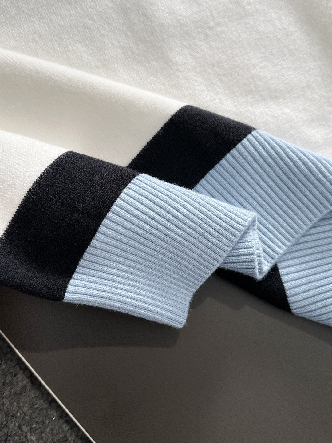 BAL 2025秋冬提花➕刺绣新款简约圆领针织毛衣，精致工艺专柜面料，顶级元素融合打造，经典3标齐全，潮