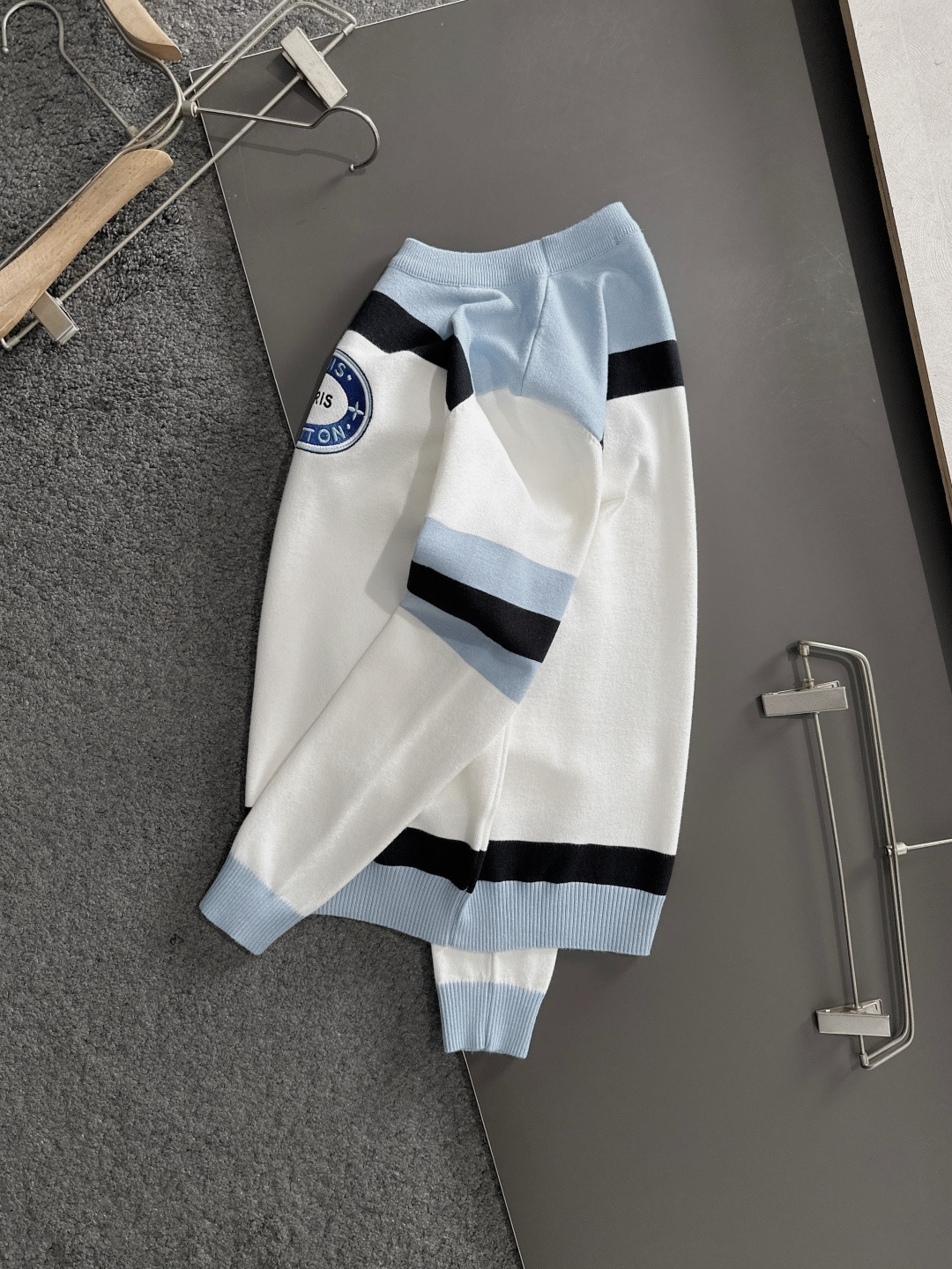 BAL 2025秋冬提花➕刺绣新款简约圆领针织毛衣，精致工艺专柜面料，顶级元素融合打造，经典3标齐全，潮