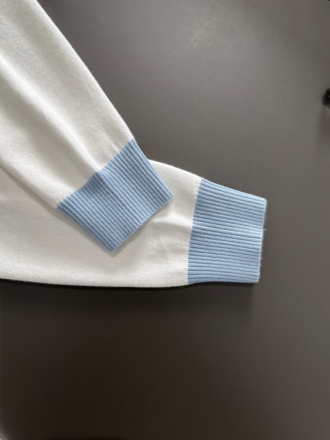 BAL 2025秋冬提花➕刺绣新款简约圆领针织毛衣，精致工艺专柜面料，顶级元素融合打造，经典3标齐全，潮