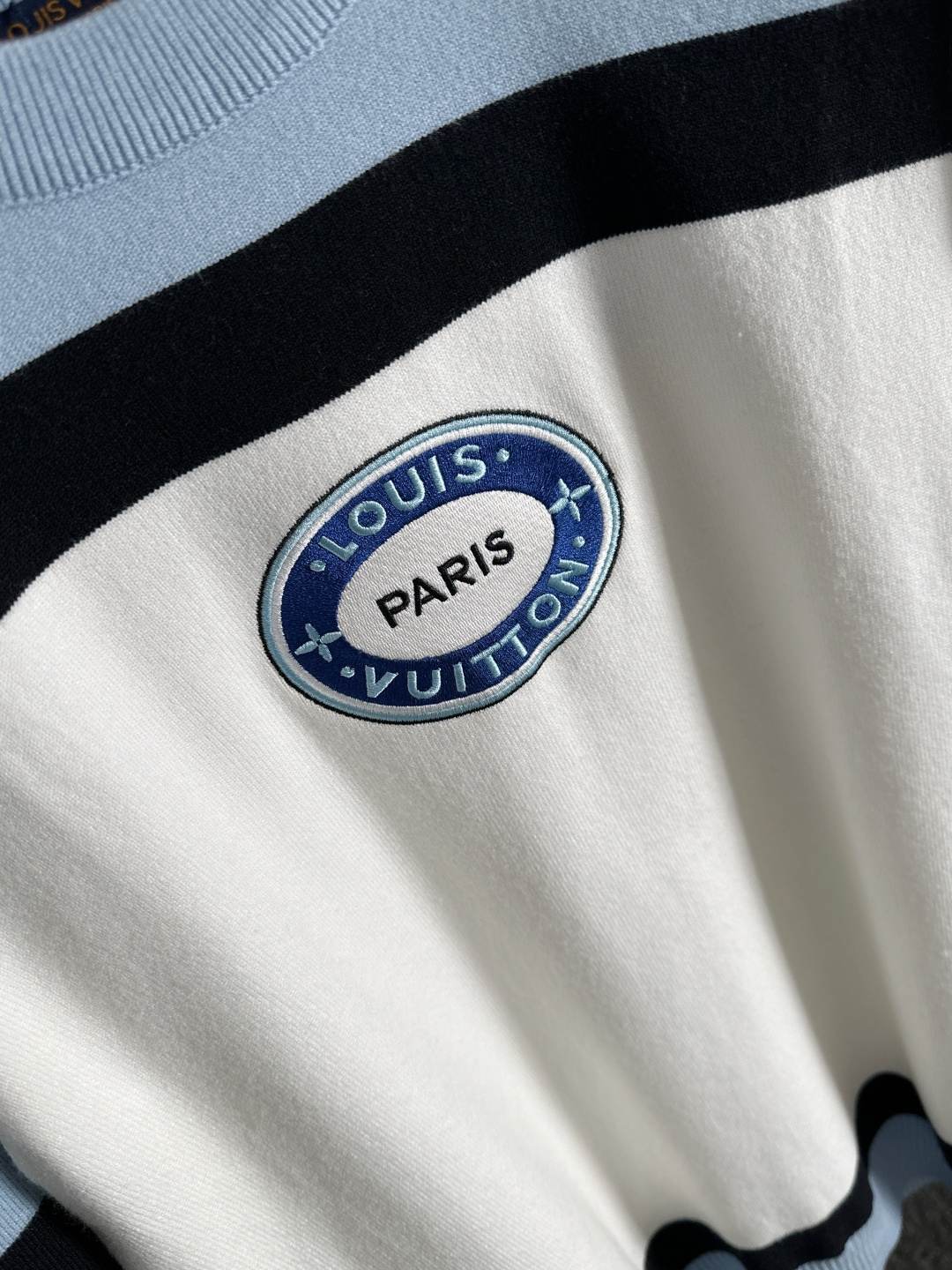 BAL 2025秋冬提花➕刺绣新款简约圆领针织毛衣，精致工艺专柜面料，顶级元素融合打造，经典3标齐全，潮