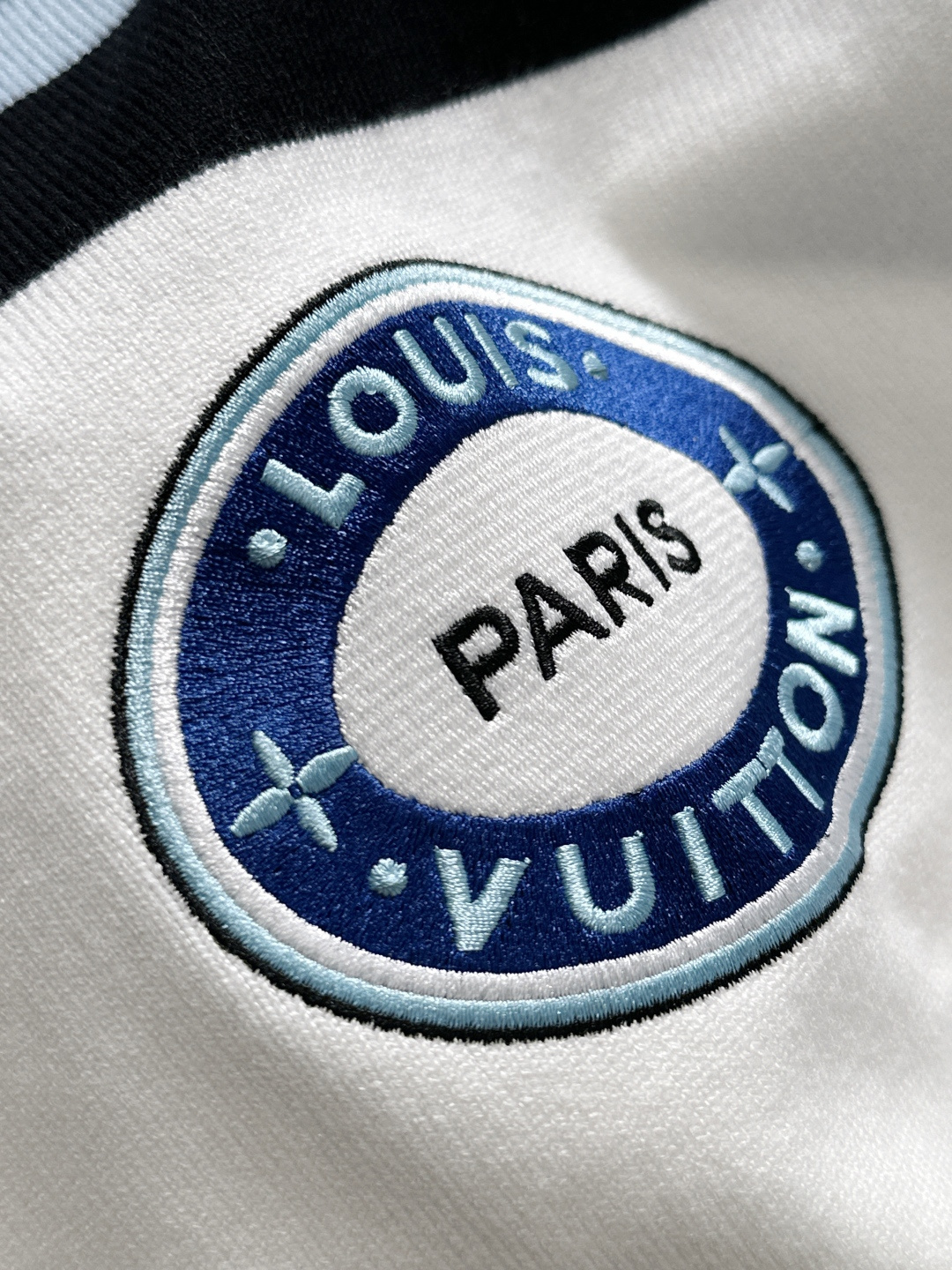 BAL 2025秋冬提花➕刺绣新款简约圆领针织毛衣，精致工艺专柜面料，顶级元素融合打造，经典3标齐全，潮