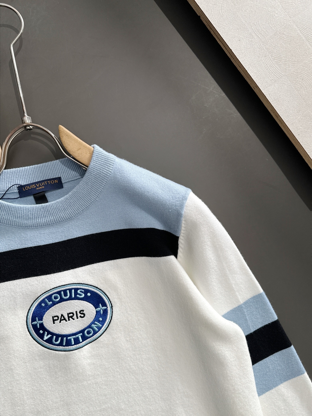 BAL 2025秋冬提花➕刺绣新款简约圆领针织毛衣，精致工艺专柜面料，顶级元素融合打造，经典3标齐全，潮