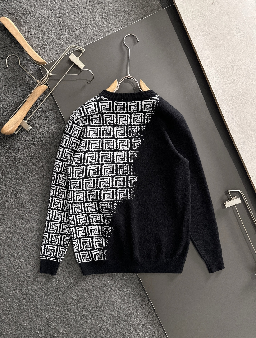 FD 2025秋冬提花➕刺绣新款简约圆领针织毛衣，精致工艺专柜面料，顶级元素融合打造，经典3标齐全，潮男