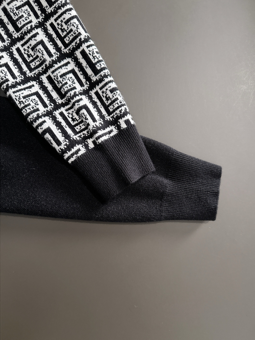 FD 2025秋冬提花➕刺绣新款简约圆领针织毛衣，精致工艺专柜面料，顶级元素融合打造，经典3标齐全，潮男