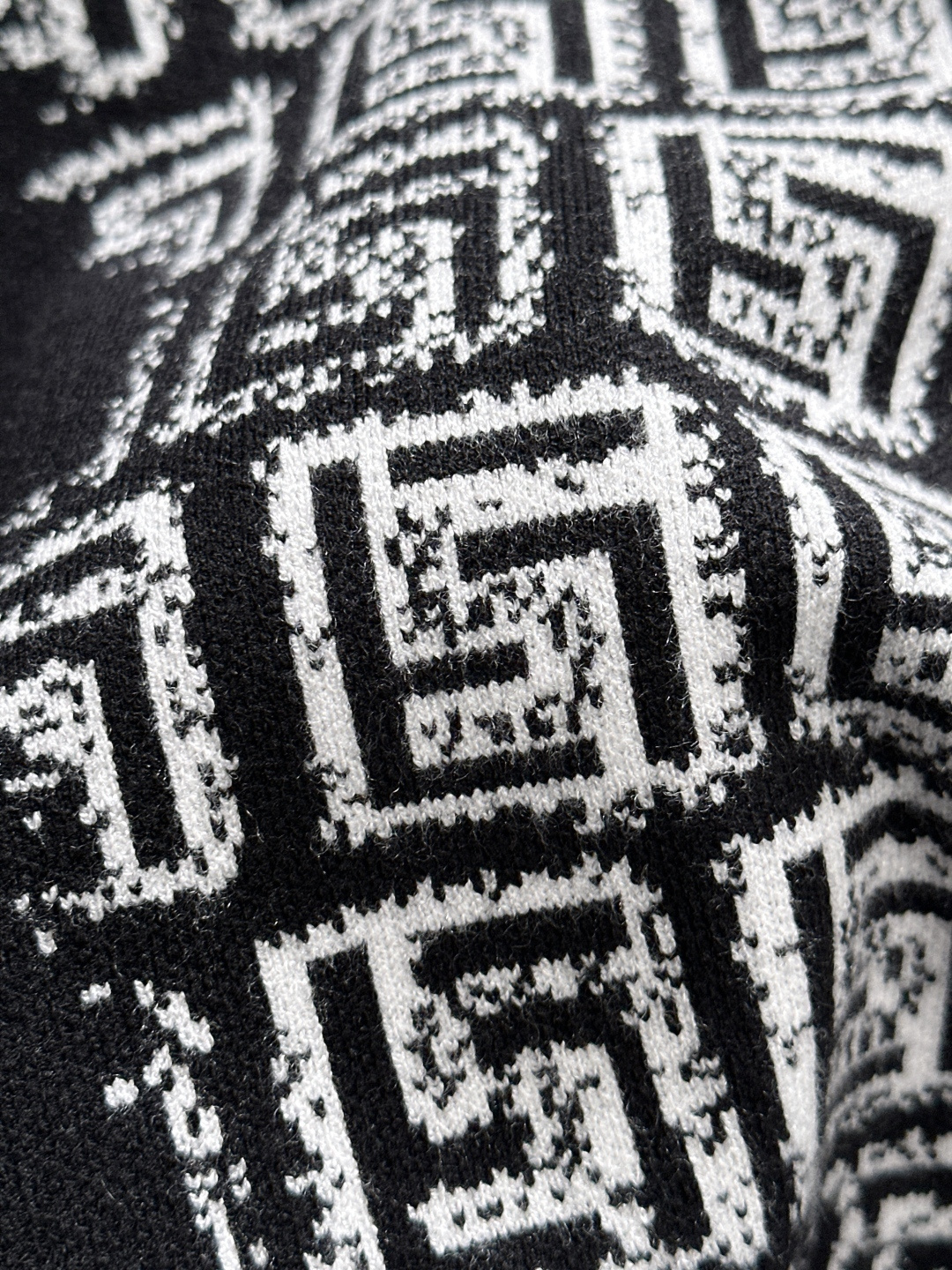 FD 2025秋冬提花➕刺绣新款简约圆领针织毛衣，精致工艺专柜面料，顶级元素融合打造，经典3标齐全，潮男