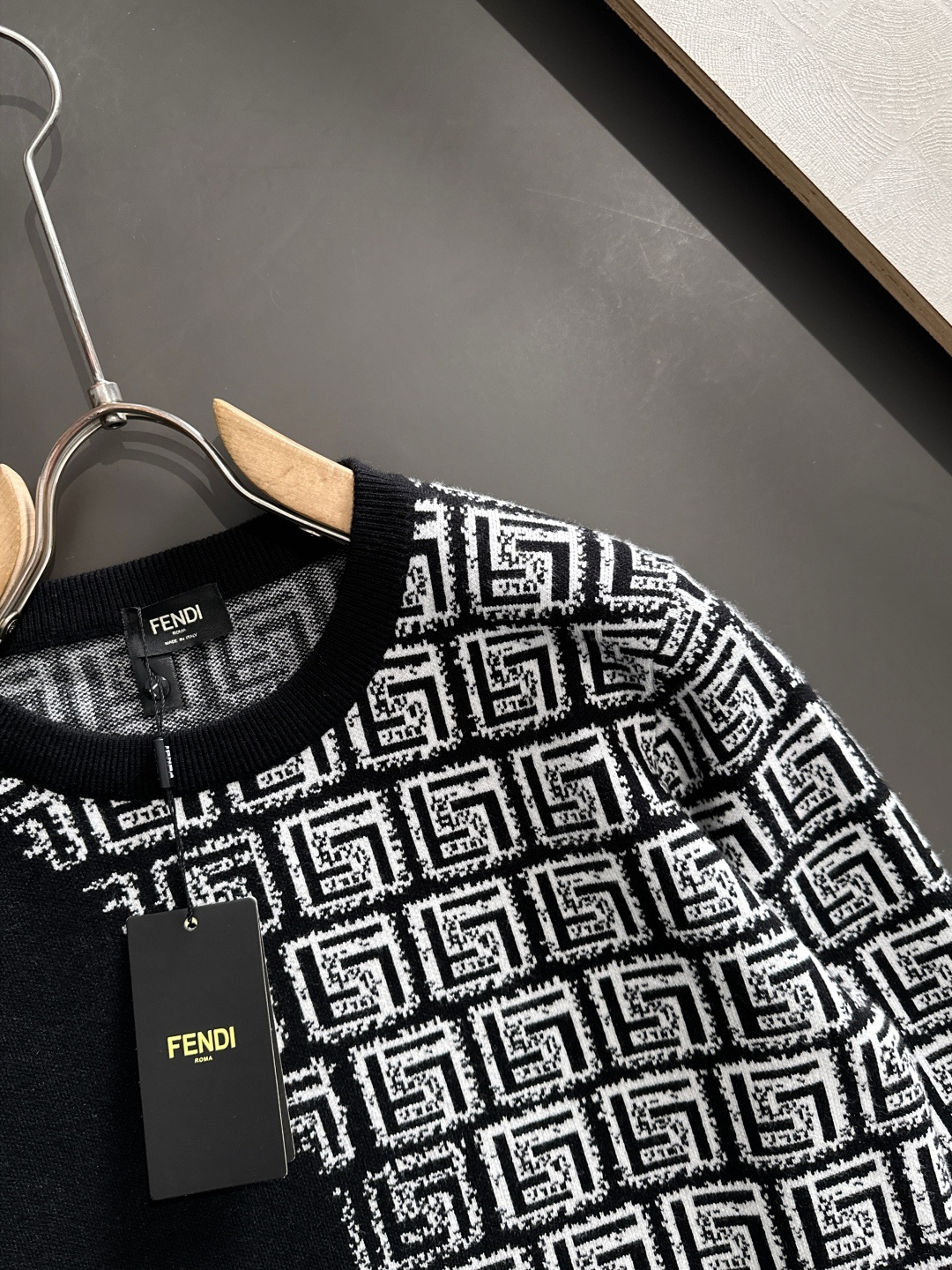 FD 2025秋冬提花➕刺绣新款简约圆领针织毛衣，精致工艺专柜面料，顶级元素融合打造，经典3标齐全，潮男