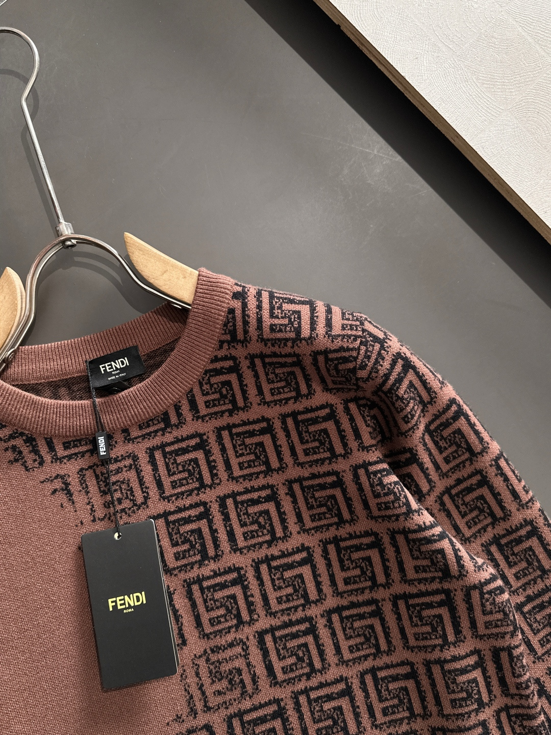 FD 2025秋冬提花➕刺绣新款简约圆领针织毛衣，精致工艺专柜面料，顶级元素融合打造，经典3标齐全，潮男