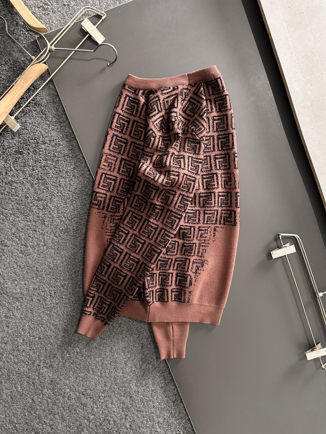 FD 2025秋冬提花➕刺绣新款简约圆领针织毛衣，精致工艺专柜面料，顶级元素融合打造，经典3标齐全，潮男