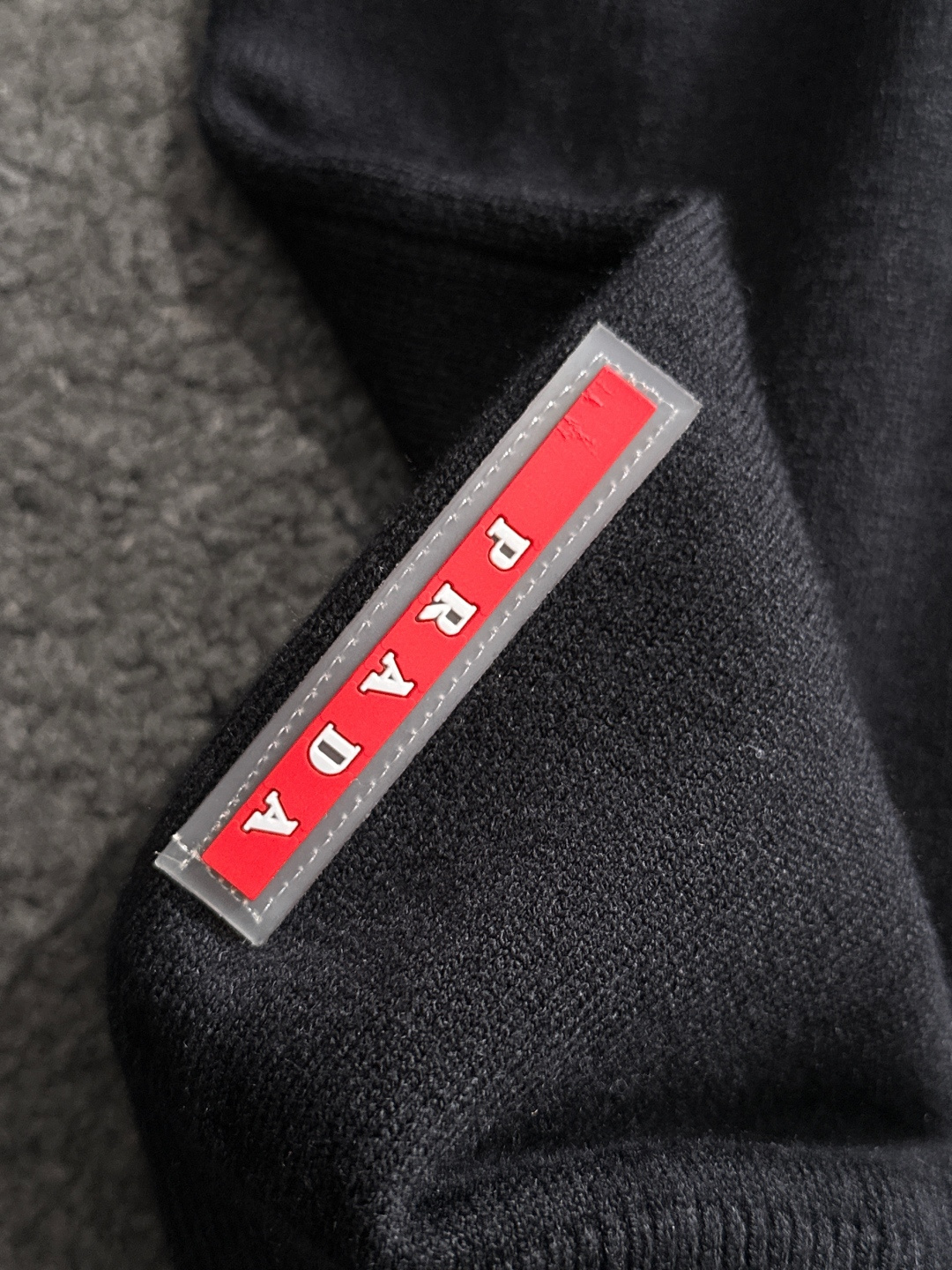 PRAD 2025SS秋冬刺绣新款简约圆领针织毛衣，精致工艺专柜面料，顶级元素融合打造，经典3标齐全，潮