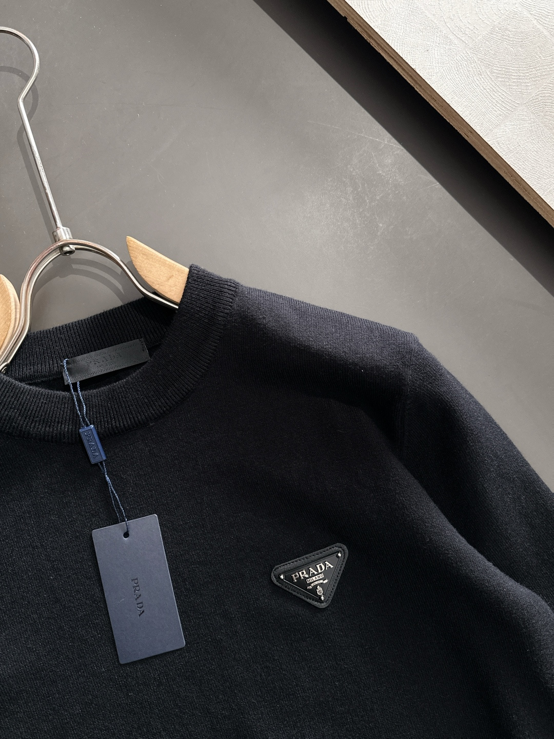 PRAD 2025SS秋冬刺绣新款简约圆领针织毛衣，精致工艺专柜面料，顶级元素融合打造，经典3标齐全，潮