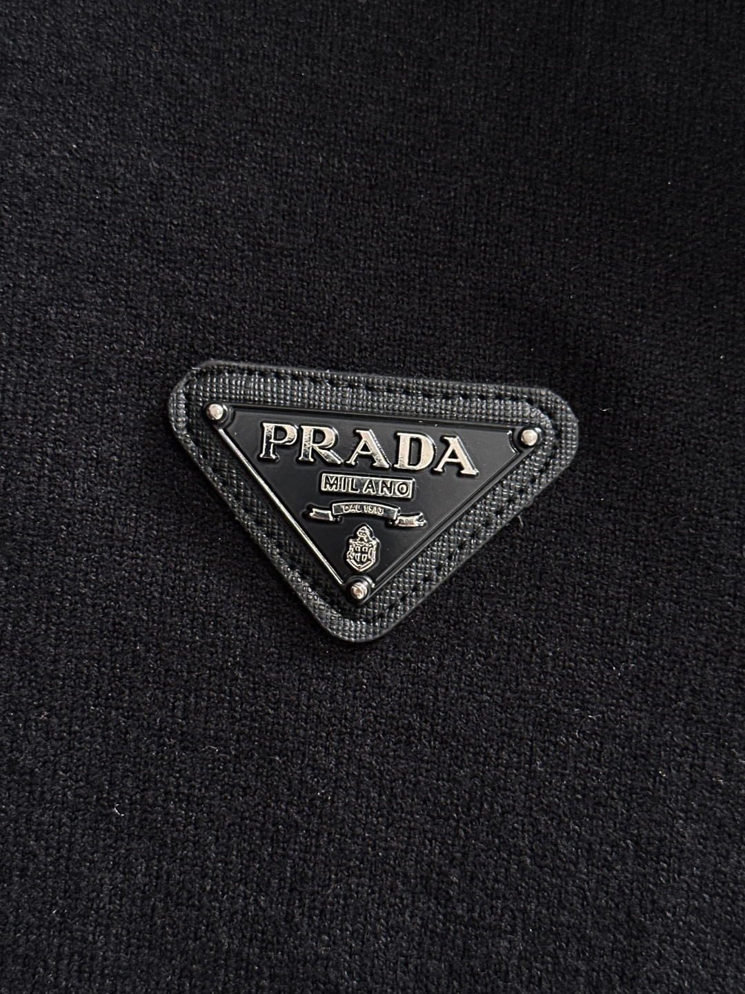 PRAD 2025SS秋冬刺绣新款简约圆领针织毛衣，精致工艺专柜面料，顶级元素融合打造，经典3标齐全，潮