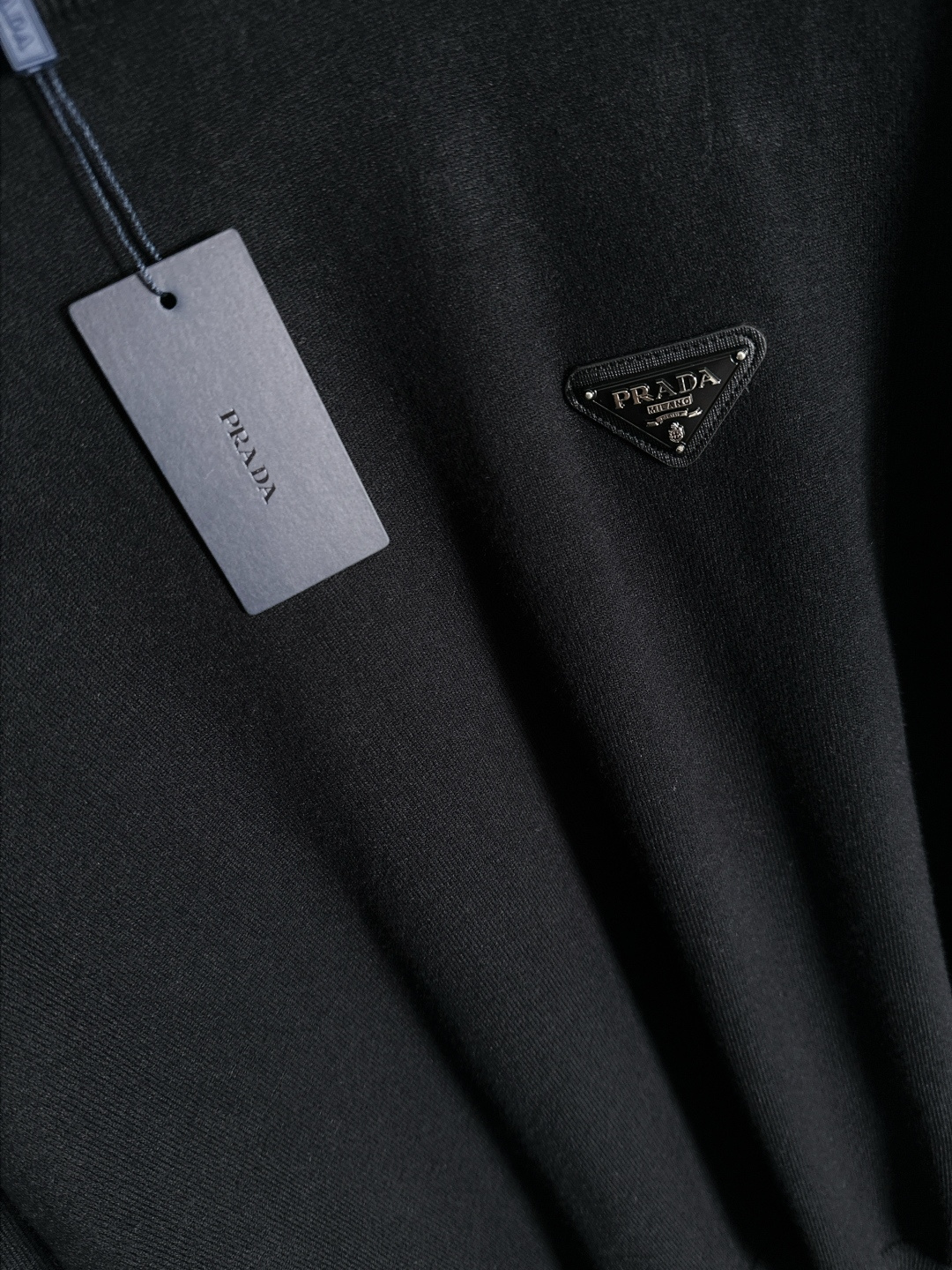 PRAD 2025SS秋冬刺绣新款简约圆领针织毛衣，精致工艺专柜面料，顶级元素融合打造，经典3标齐全，潮