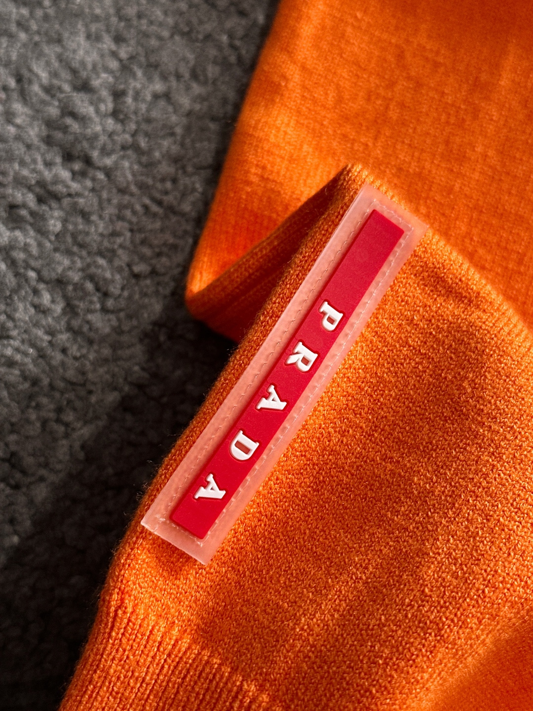 PRAD 2025SS秋冬刺绣新款简约圆领针织毛衣，精致工艺专柜面料，顶级元素融合打造，经典3标齐全，潮