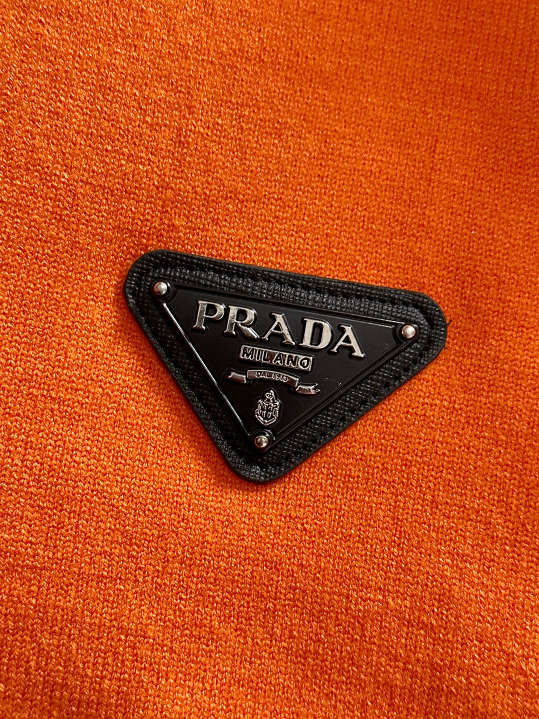 PRAD 2025SS秋冬刺绣新款简约圆领针织毛衣，精致工艺专柜面料，顶级元素融合打造，经典3标齐全，潮