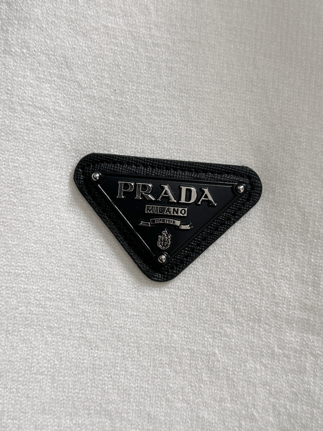 PRAD 2025SS秋冬刺绣新款简约圆领针织毛衣，精致工艺专柜面料，顶级元素融合打造，经典3标齐全，潮